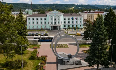 Подросток показывает результат работы взрослому заказчику